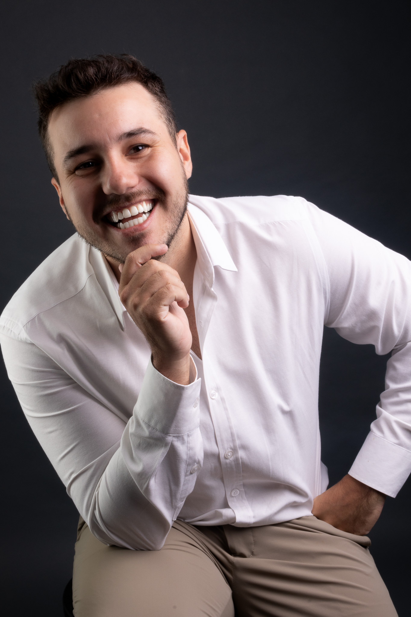 Todos pela acessibilidade: Dr. Nathan Andrade exibe um sorriso leve, que transmite serenidade e segurança. A luz controlada do estúdio ilumina suavemente seu rosto, destacando sua expressão calma e acolhedora. A fotografia capta sua tranquilidade de maneira natural, criando uma imagem profissional e ao mesmo tempo acessível.